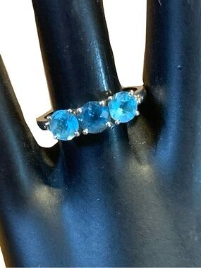 10K SOLID WHITE GOLD BLUE TOPAZ THREE STONE RING (7)
